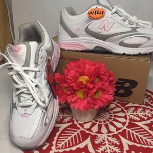 NWT NEW BALANCE•  wide width sneakers